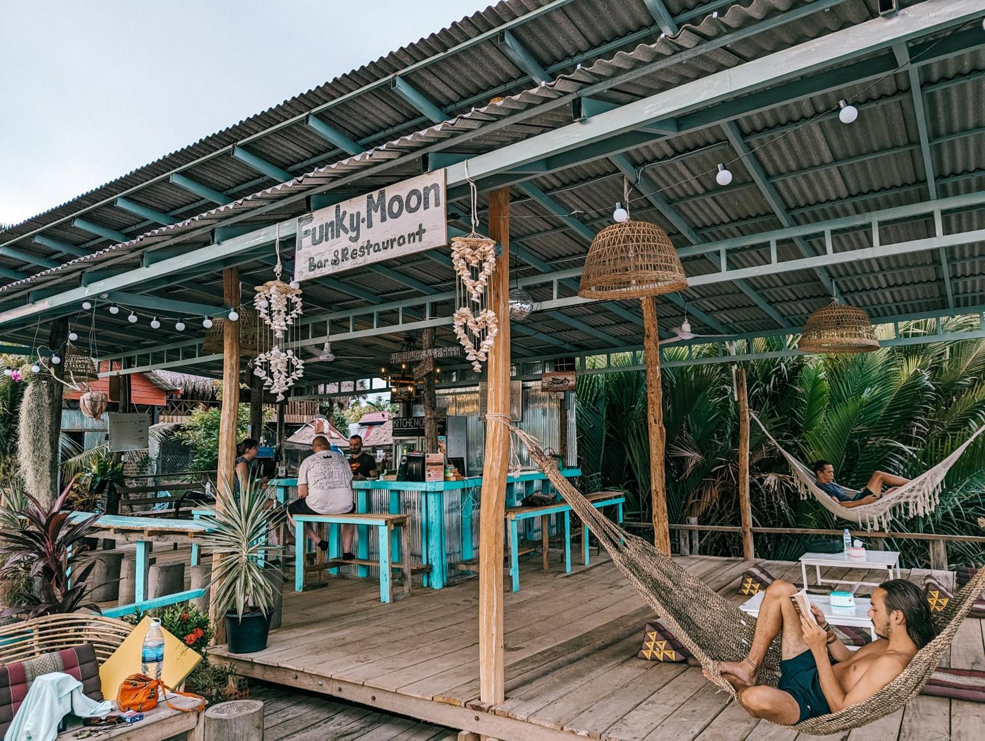 Funky Moon Kampot Hostel Exterior foto